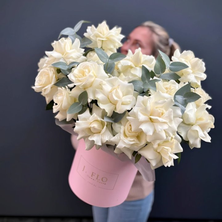 25 Французских белых роз в боксе в Комсомольске-на-Амуре