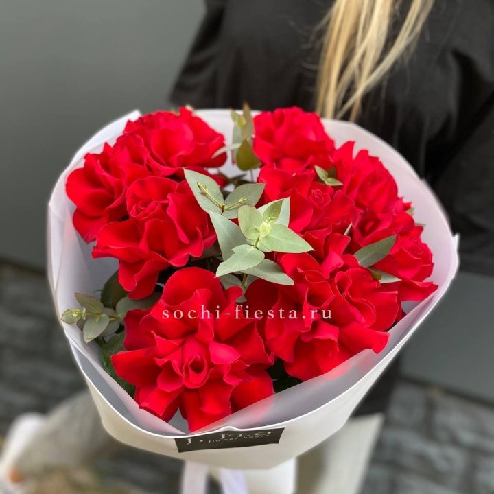 9 Красных французских роз с доставкой в Комсомольске-на-Амуре