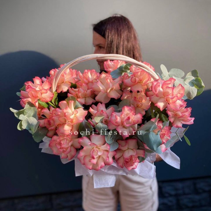 25 Французских роз Джумилия в корзине в Комсомольске-на-Амуре