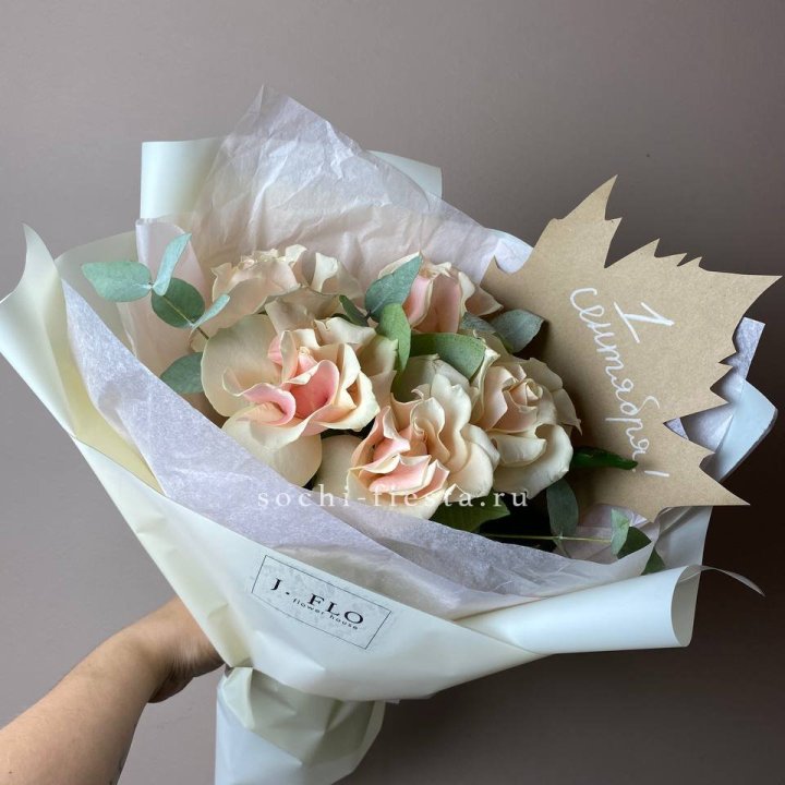 Букет кремовых роз к дню знаний в Комсомольске-на-Амуре