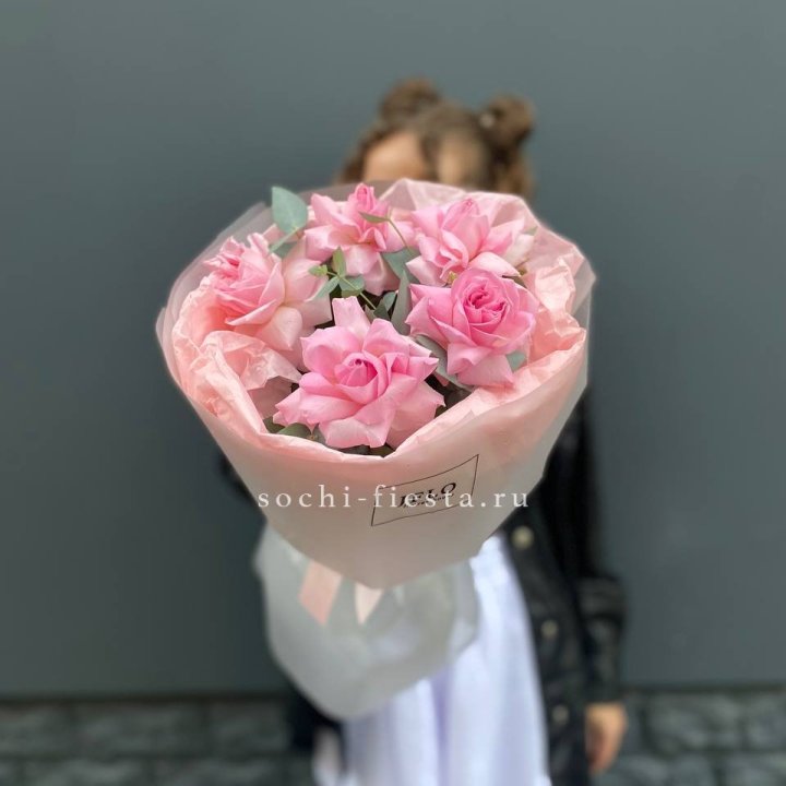 5 французских розовых роз  в Комсомольске-на-Амуре