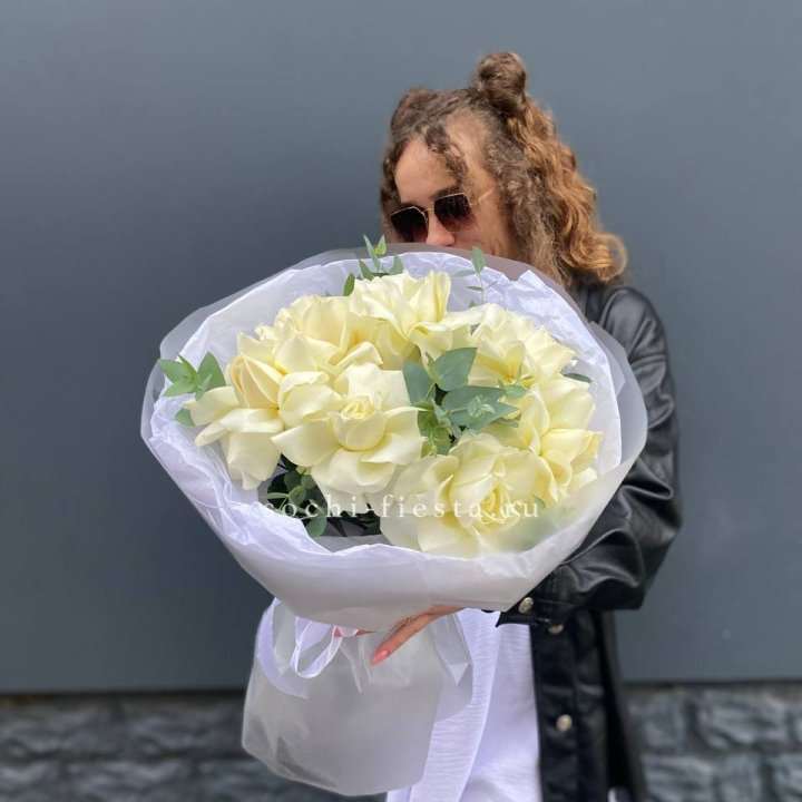 7 Белых французских роз  в Комсомольске-на-Амуре