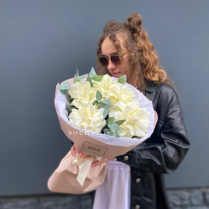 5 Белых французских роз в Комсомольске-на-Амуре