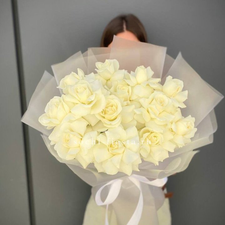 13 белых роз в Комсомольске-на-Амуре