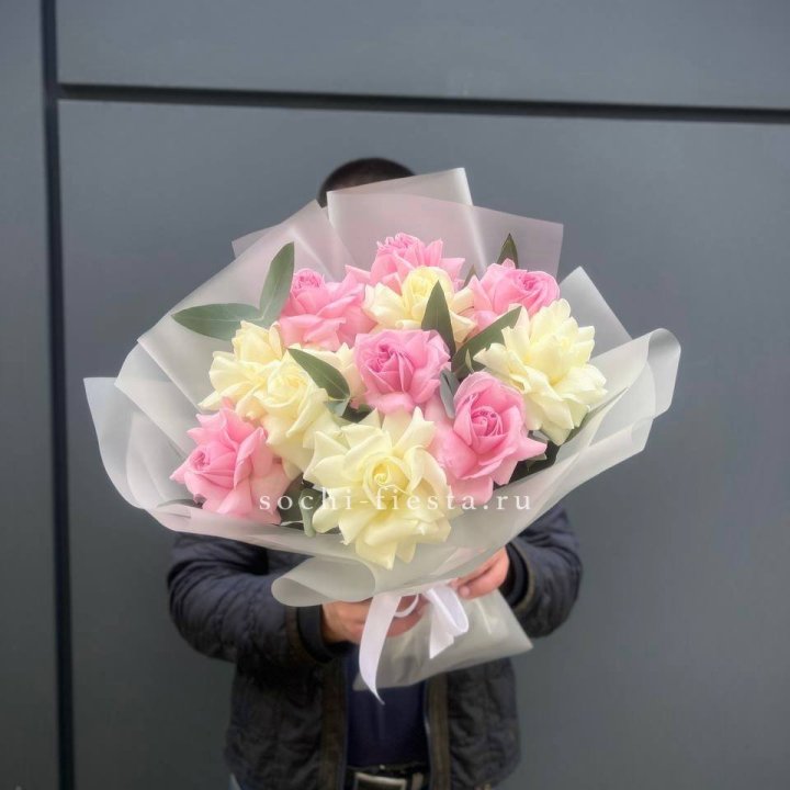 11 бело-розовых роз с доставкой в Комсомольске-на-Амуре