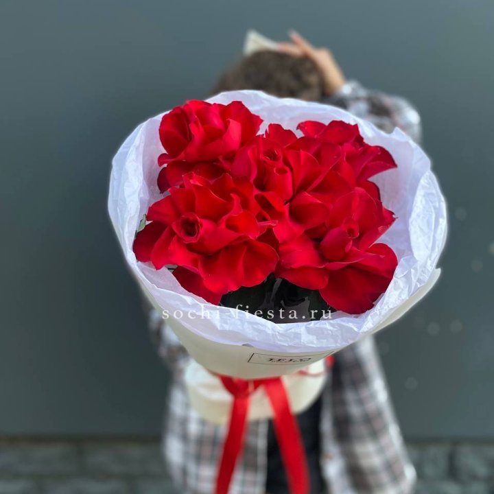 5 французских красных роз в Комсомольске-на-Амуре