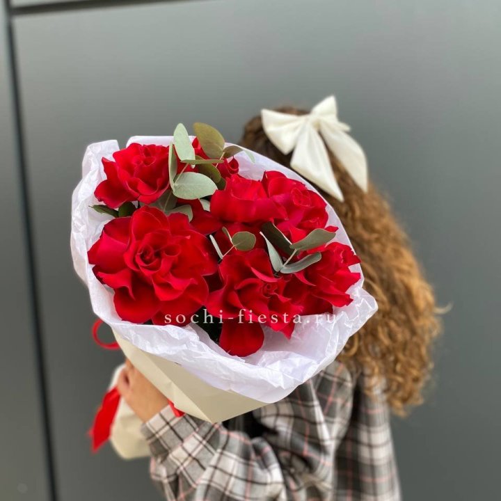 7 красных французских роз в Комсомольске-на-Амуре