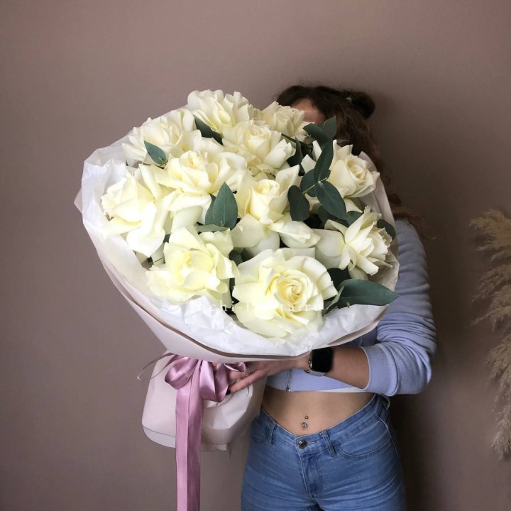11 Белых французских роз "Вайт найс" с доставкой в Комсомольске-на-Амуре