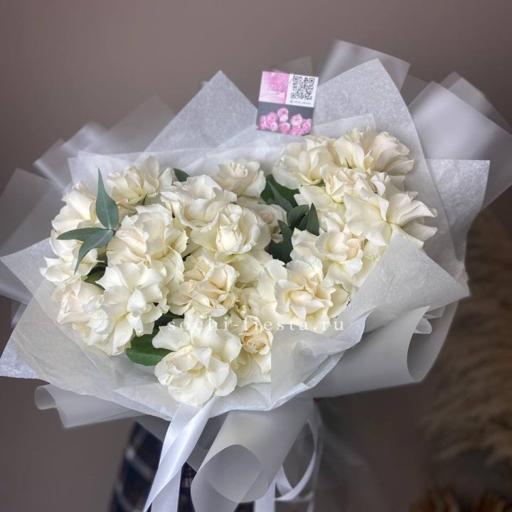 21 французских роз с эвкалиптом в Комсомольске-на-Амуре