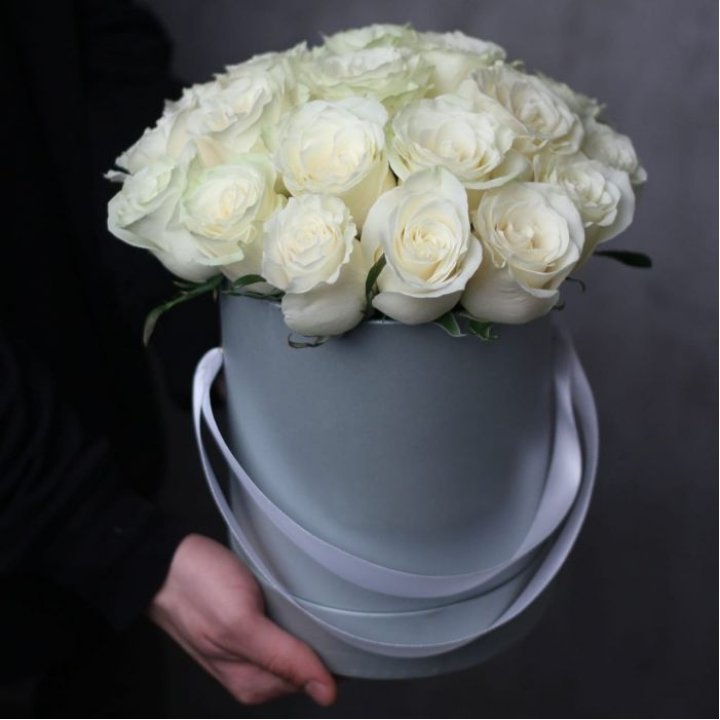 15 белых роз в цилиндре в Комсомольске-на-Амуре