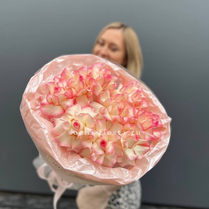 9 французских роз Джумилия в нежном оформлении в Комсомольске-на-Амуре