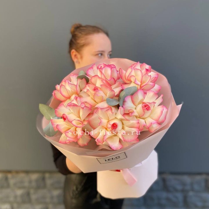 7 французских роз Джумилия с доставкой в Комсомольске-на-Амуре