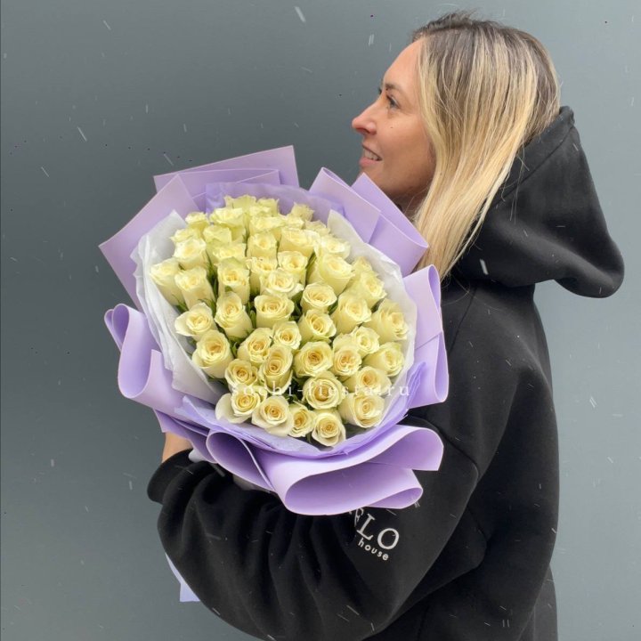 51 белая кенийская роза в оформлении в Комсомольске-на-Амуре