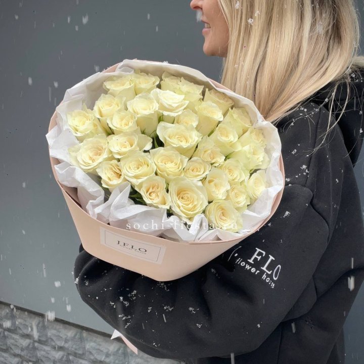 31 белая роза в оформлении в Комсомольске-на-Амуре