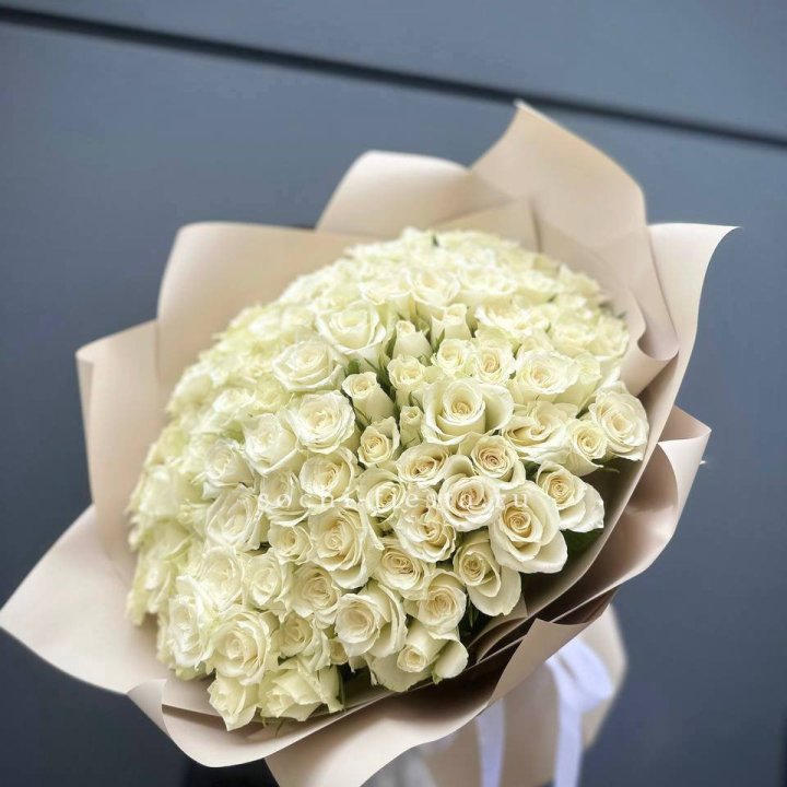 101 белая роза Атена в Комсомольске-на-Амуре