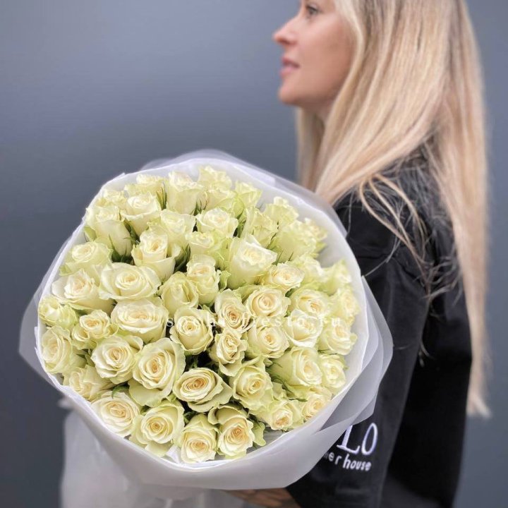 Воздушный букет из 51 белой кенийской розы в Комсомольске-на-Амуре