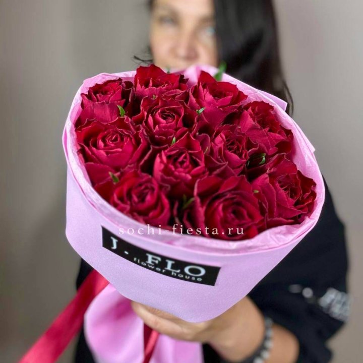 11 красных роз мадам ред в Комсомольске-на-Амуре