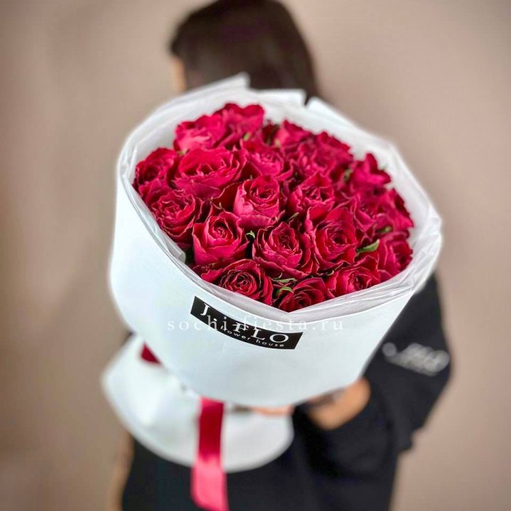 Букет красных роз мадам ред в Комсомольске-на-Амуре