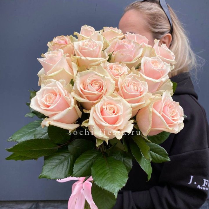 15  кремовых высоких роз с доставкой в Комсомольске-на-Амуре