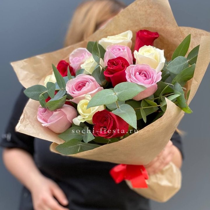 Букет из 15 роз с эвкалиптом в Комсомольске-на-Амуре