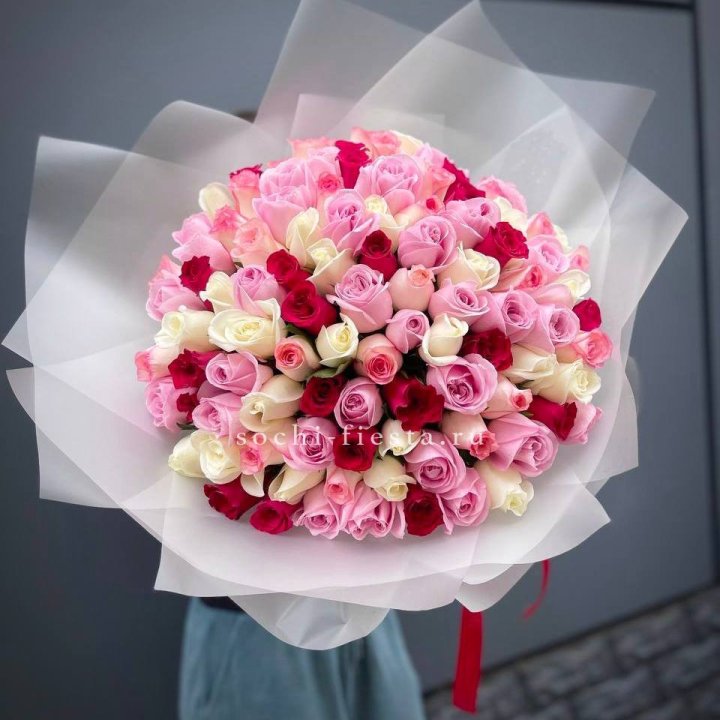 101 разноцветная роза "Карусель" в Комсомольске-на-Амуре