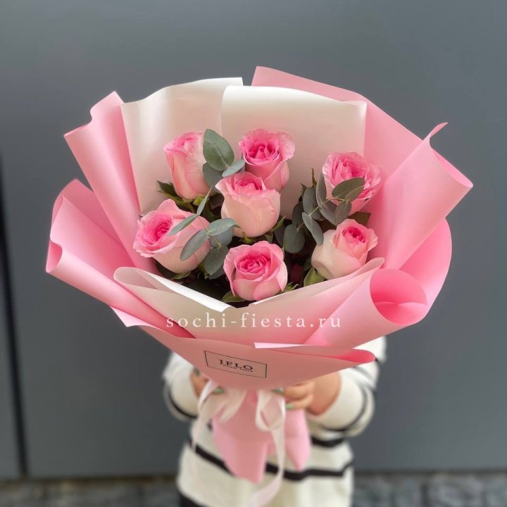 7 роз с эвкалиптом в Комсомольске-на-Амуре