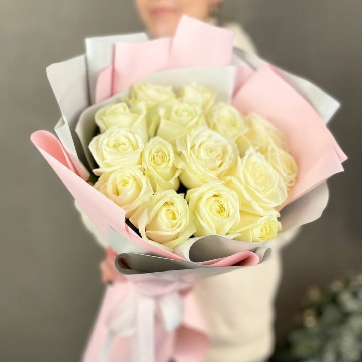 15 белых роз пудра в Комсомольске-на-Амуре