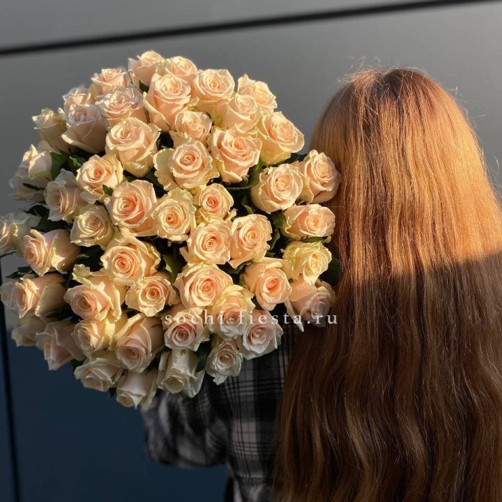 Охапка кремовых роз в Комсомольске-на-Амуре