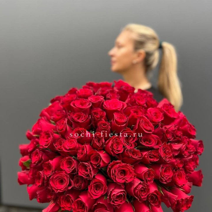 Охапка из 101 красной розы в Комсомольске-на-Амуре