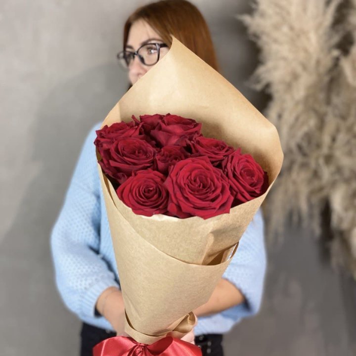 9 красных роз в крафте в Комсомольске-на-Амуре
