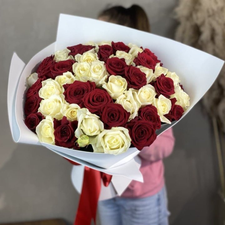 51 красная и белая роза в Комсомольске-на-Амуре