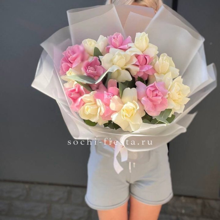 15 бело-розовых роз в Комсомольске-на-Амуре