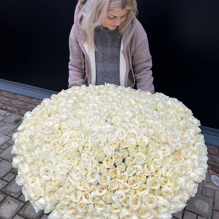 501 белая роза в корзине в Комсомольске-на-Амуре