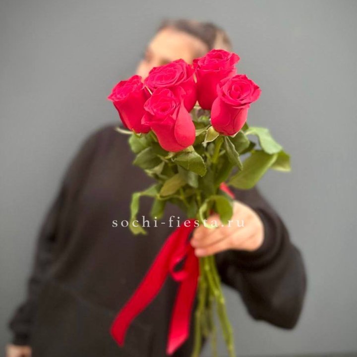 Букет 5 красных роз  в Комсомольске-на-Амуре