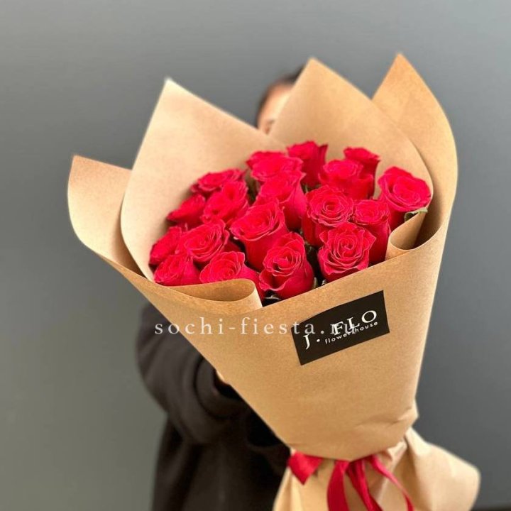 19 красных роз в крафте в Комсомольске-на-Амуре