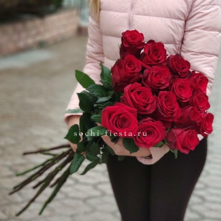 15 высоких красных роз в Комсомольске-на-Амуре