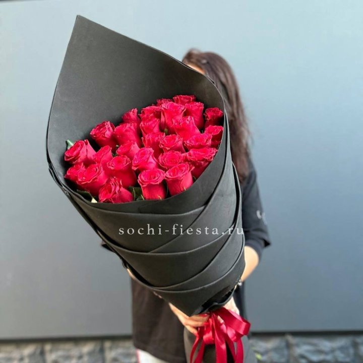 25 высоких красных роз с доставкой в Комсомольске-на-Амуре