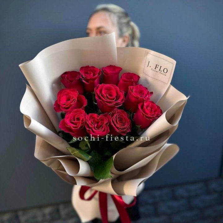 Букет красных роз "Наоми" с доставкой в Комсомольске-на-Амуре