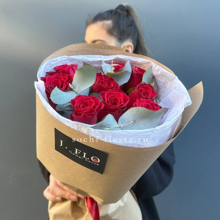 9 роз с эвкалиптом в Комсомольске-на-Амуре