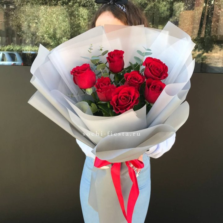 7 красных роз с эвкалиптом  в Комсомольске-на-Амуре