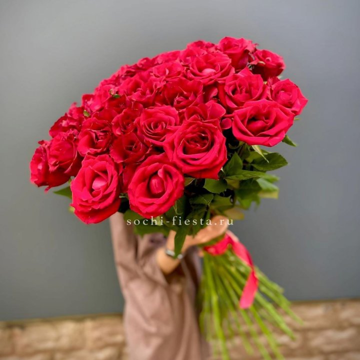 51 высокая красная роза в Комсомольске-на-Амуре