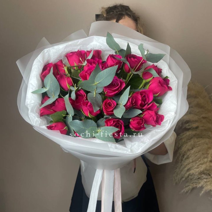 25 малиновых роз с эвкалиптом в Комсомольске-на-Амуре