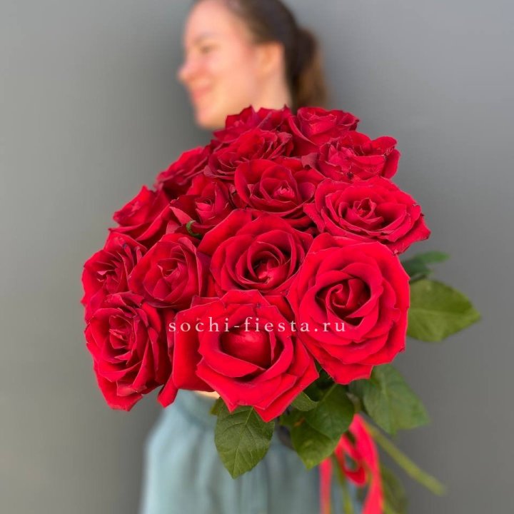 15 красных роз под ленту в Комсомольске-на-Амуре