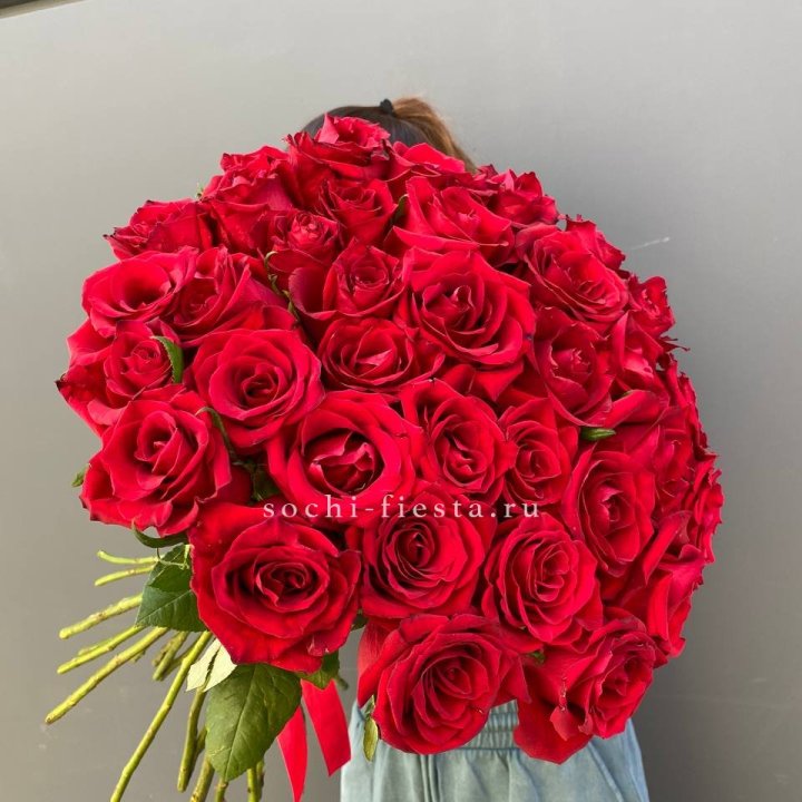 35 красных роз под ленту с доставкой в Комсомольске-на-Амуре