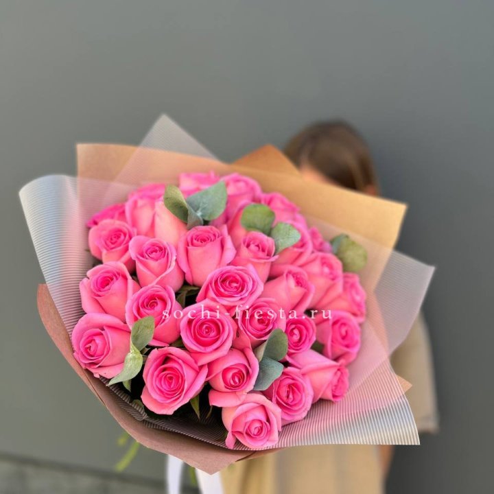 31 розовая роза с эвкалиптом в Комсомольске-на-Амуре