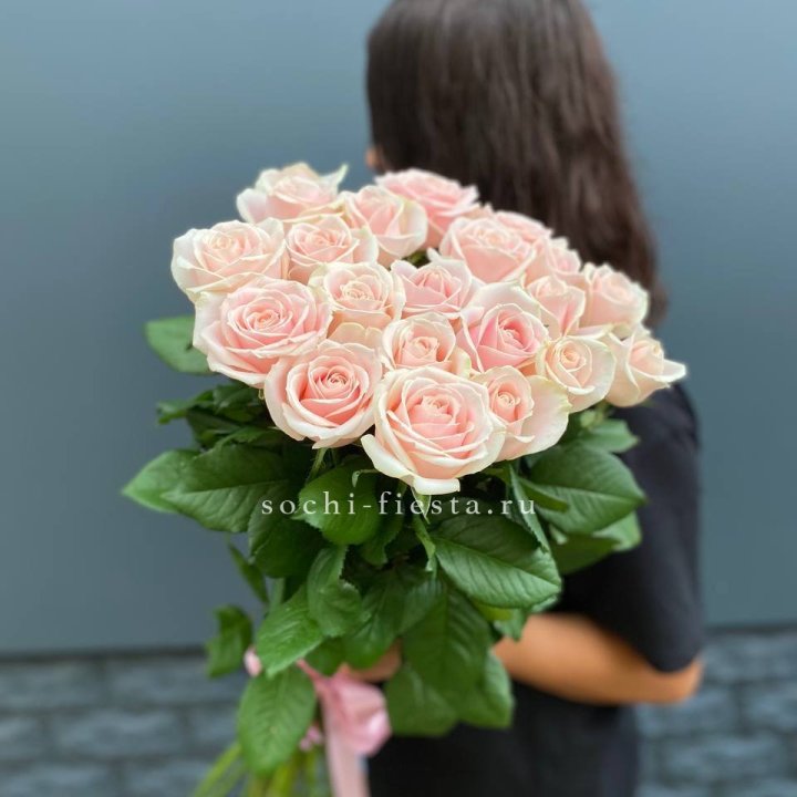 Высокие розовые розы в Комсомольске-на-Амуре