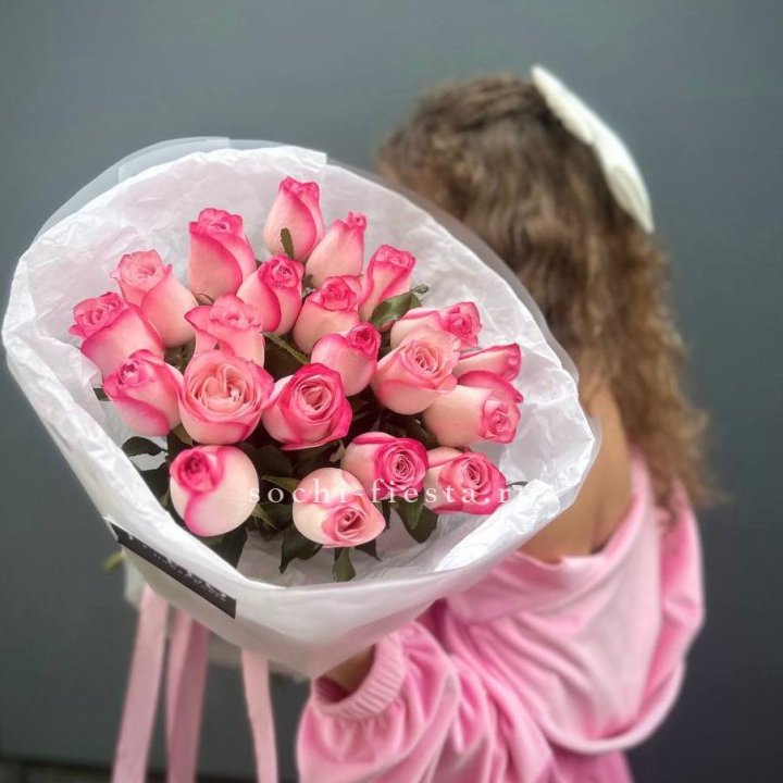 21 розовые розы Венди  в оформлении в Комсомольске-на-Амуре