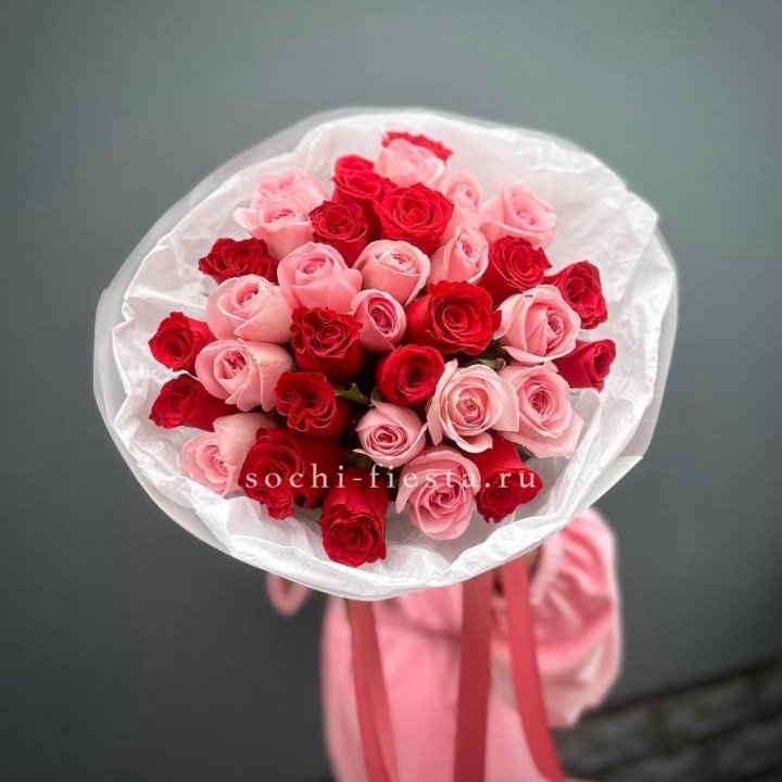 Букет красных и розовых 35 роз в Комсомольске-на-Амуре
