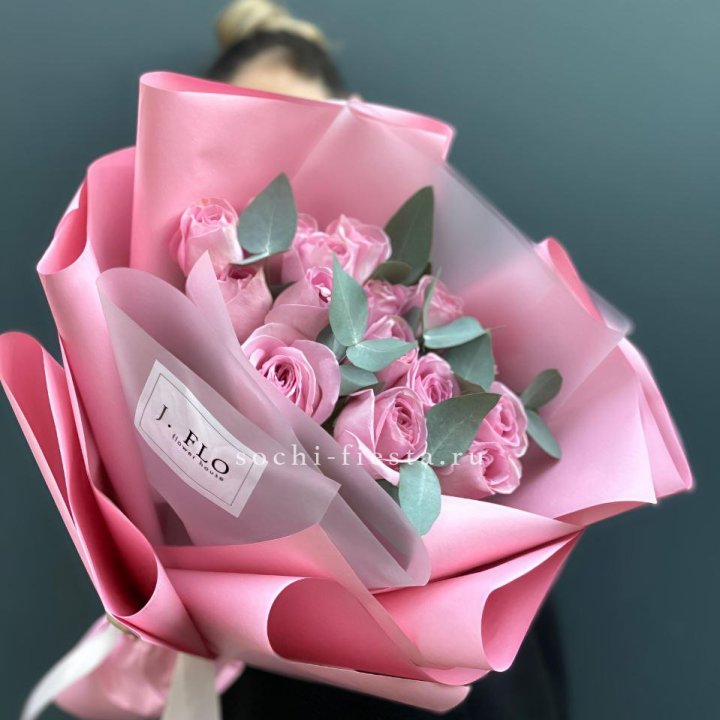 15 Розовых роз с эвкалиптом в Комсомольске-на-Амуре