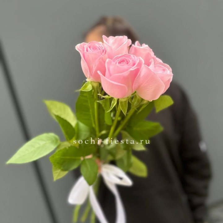 Букет 5 розовых роз  в Комсомольске-на-Амуре